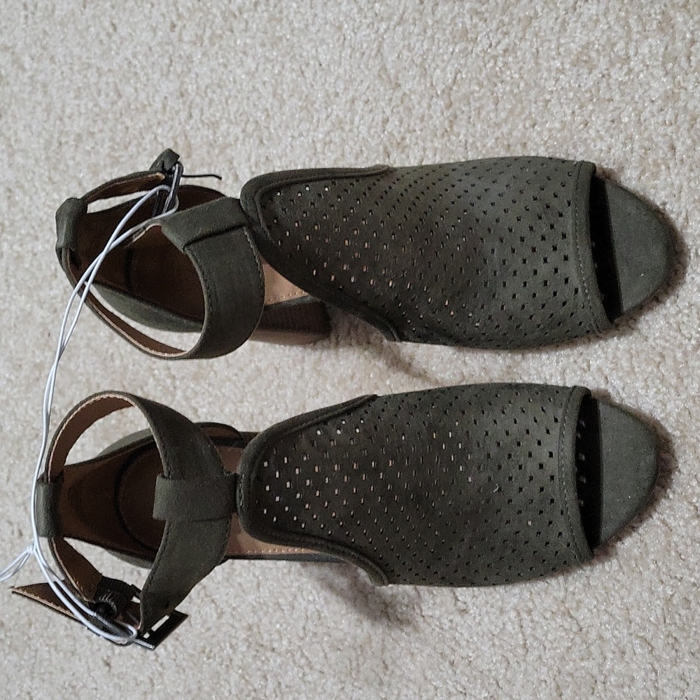 NWT Universal Thread green sandals 6 1/2